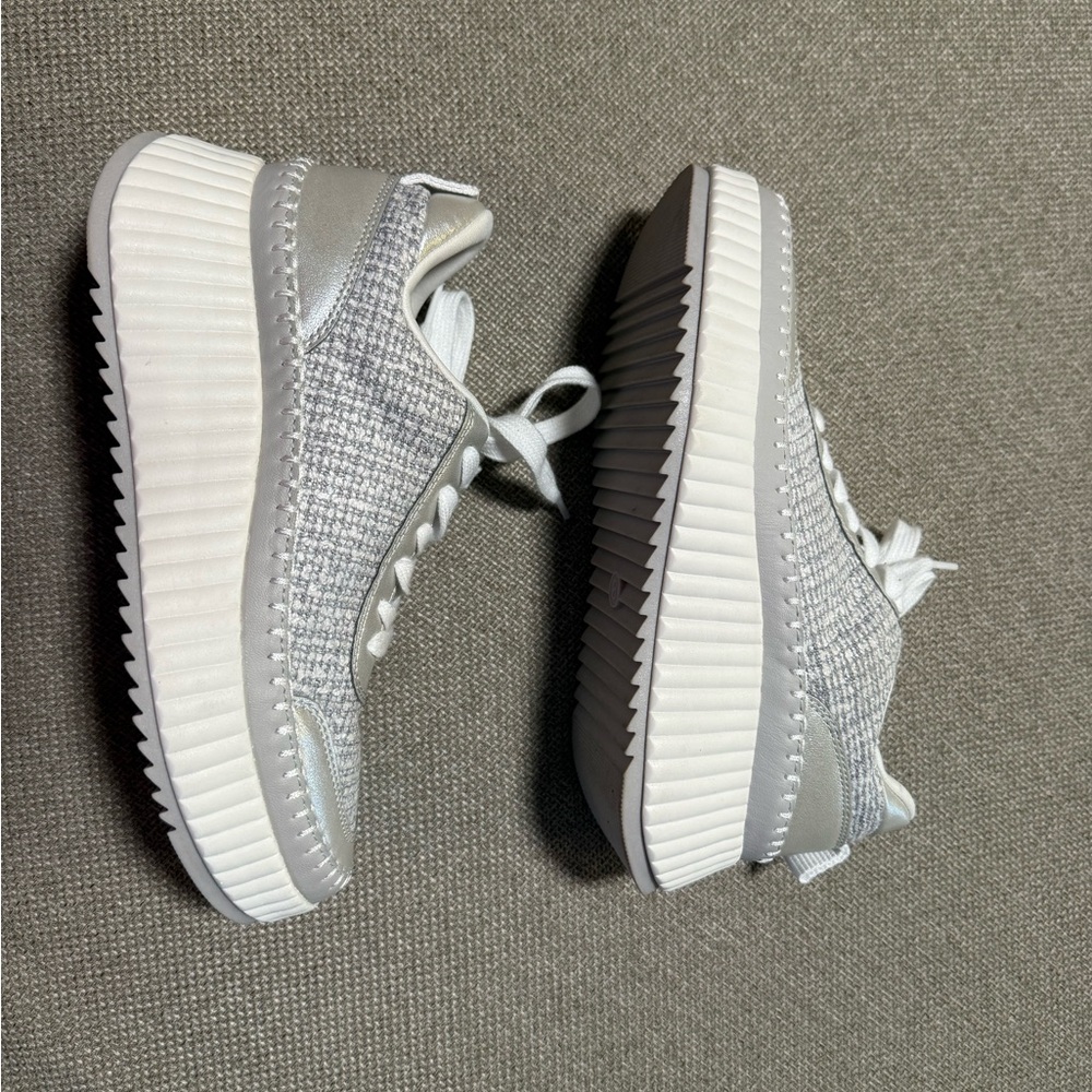 Universal Thread White And Light Gray Women's Sne… - image 4